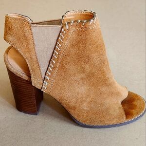 UO Urban Outfitters Camel Brown Suede Peep Toe Ankle Bootie Sz 8